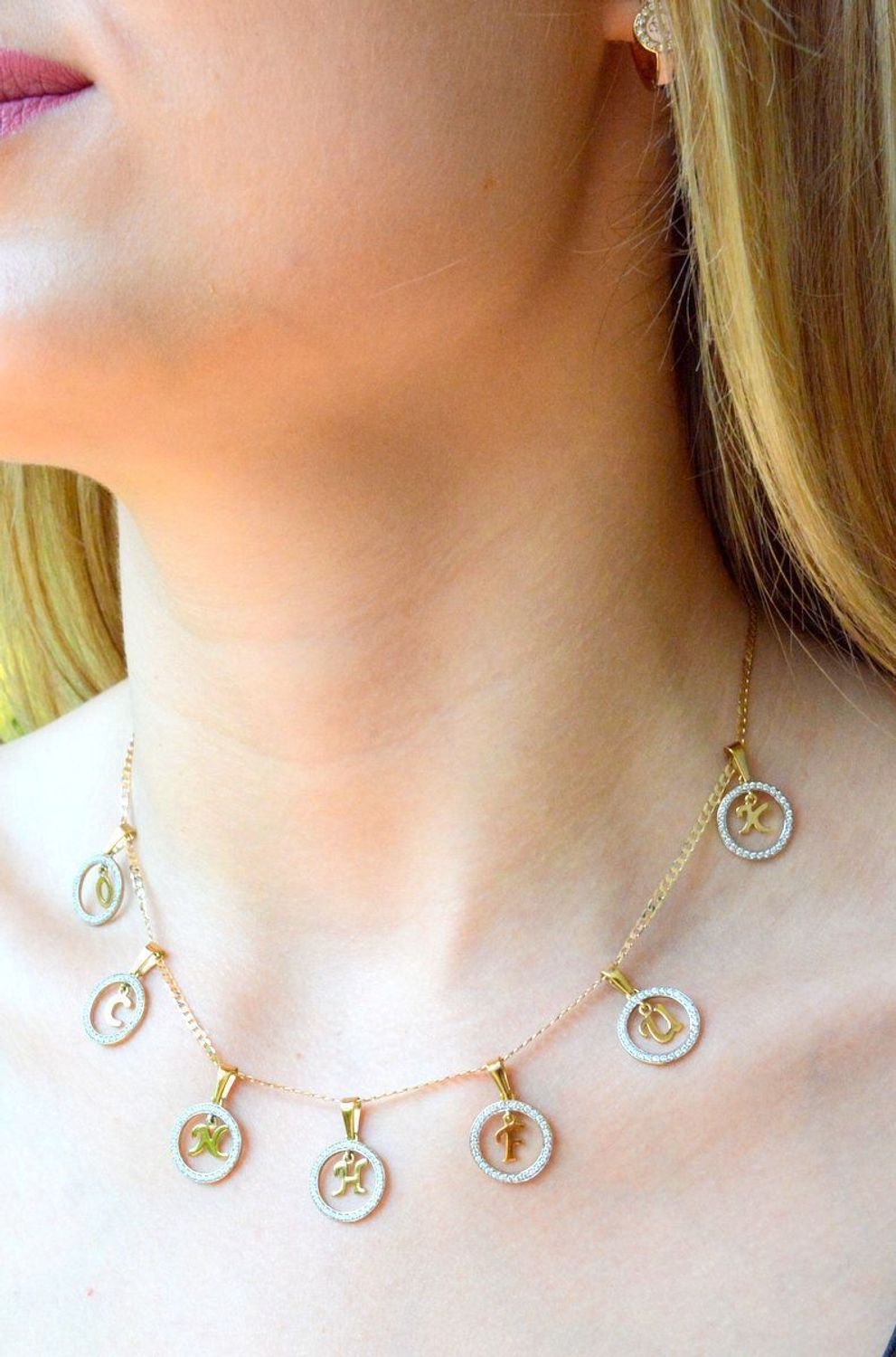 Złota zawieszka 333 literka H w kółeczku ozdobionym cyrkoniami Z-441 H. Piękny, złoty wisiorek o ciekawym wzorze wykonany z żółtego złota próby 333. Personalizowana zawieszka to doskonały pomysł na prezent dla każdej kobiety..jpg